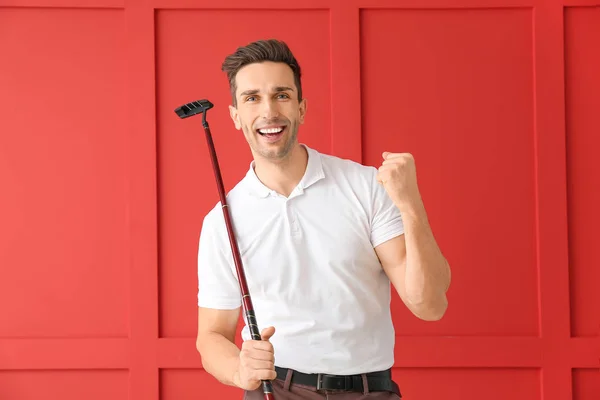 Golfista masculino feliz no fundo da cor — Fotografia de Stock