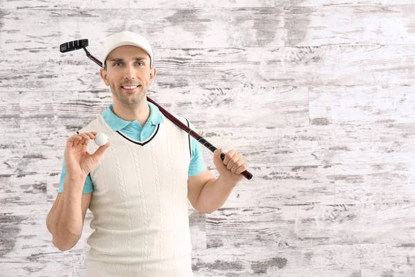 Guapo golfista masculino sobre fondo de madera — Foto de Stock