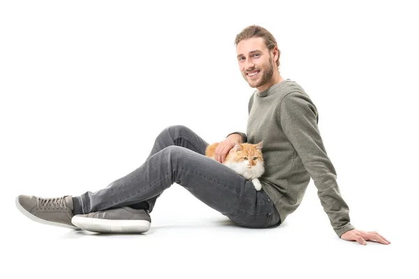 Uomo con simpatico gatto su sfondo bianco — Foto Stock