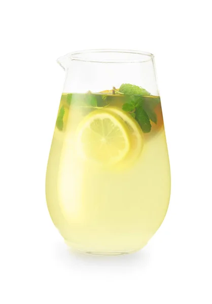 Caraffa di limonata fresca su fondo bianco — Foto Stock