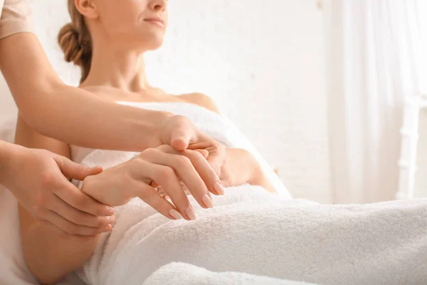 Mooie vrouw ontvangst massage in spa salon — Stockfoto