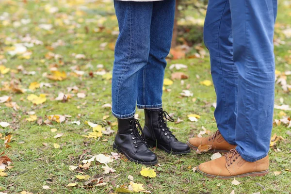 Glückliches Paar ruht sich im Herbstpark aus — Stockfoto