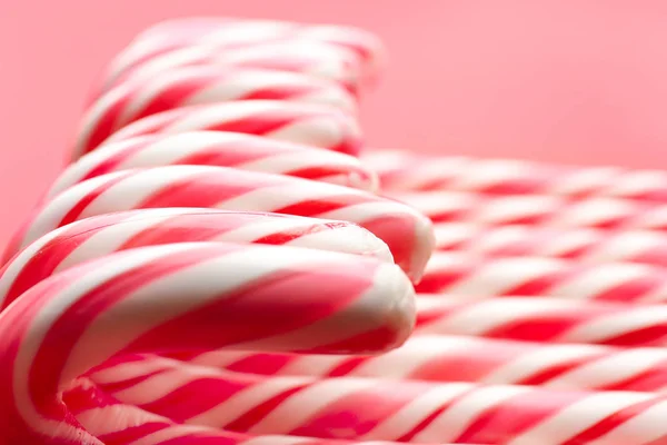 Сладкие конфеты трости на цветном фоне, крупным планом — стоковое фото