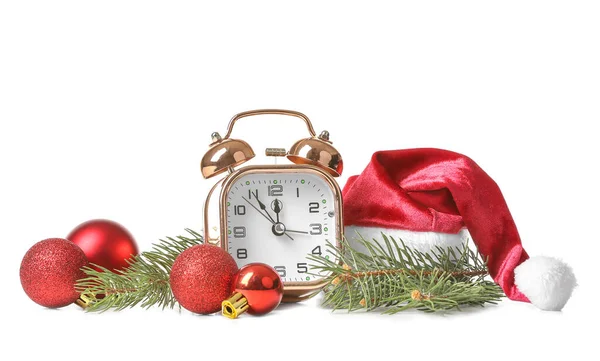 白い背景に目覚まし時計、装飾やサンタの帽子。クリスマスカウントダウンのコンセプト — ストック写真
