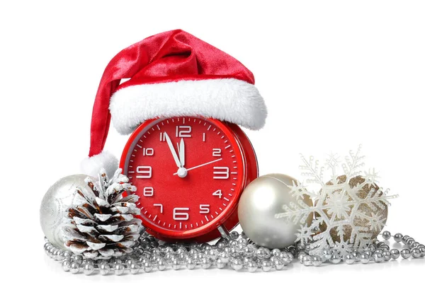 Wecker, Dekor und Weihnachtsmütze auf weißem Hintergrund. Weihnachts-Countdown-Konzept — Stockfoto