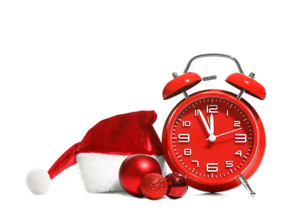 Reloj despertador, decoración y sombrero de Santa sobre fondo blanco. Concepto de cuenta atrás de Navidad — Foto de Stock