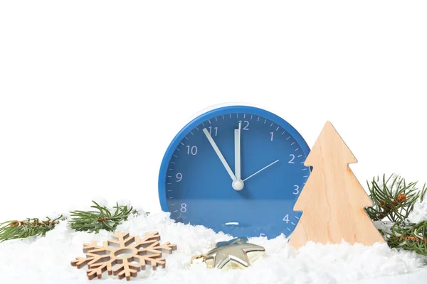 Orologio, arredamento e neve su sfondo bianco. Conto alla rovescia di Natale — Foto Stock