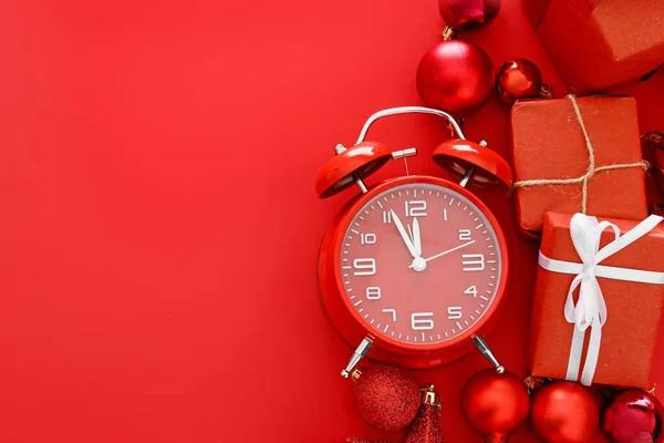 Reloj despertador, decoración y regalos sobre fondo de color. Concepto de cuenta atrás de Navidad —  Fotos de Stock