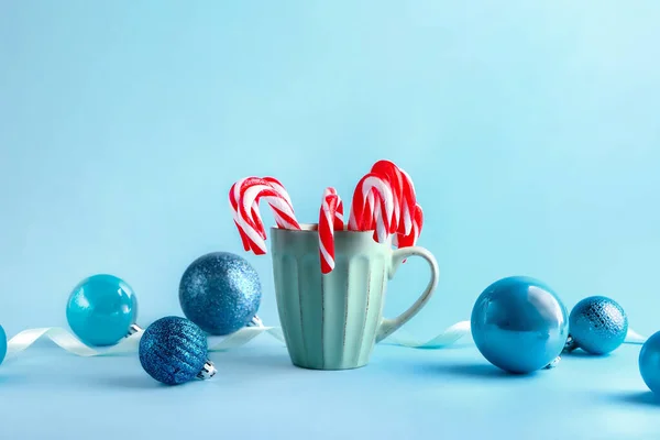 Noel şekerli kupa ve renk arkaplanda dekor — Stok fotoğraf