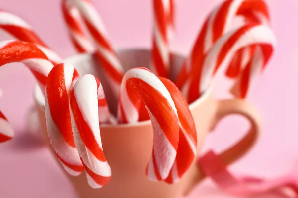 Tasse mit Weihnachtsbonbons auf farbigem Hintergrund, Nahaufnahme — Stockfoto