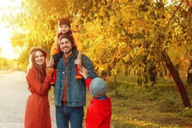 Sonbahar parkında mutlu bir aile