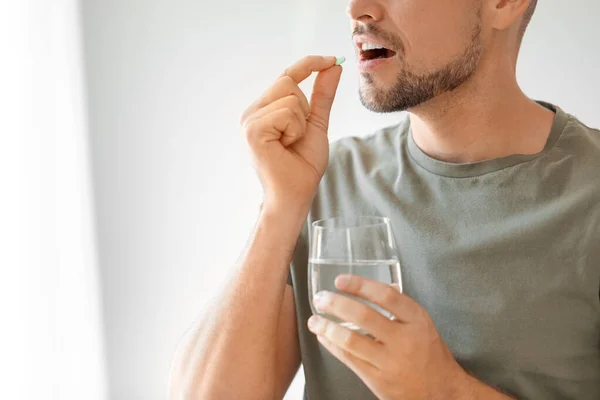 Man taking medicine at home — Stock Photo, Image