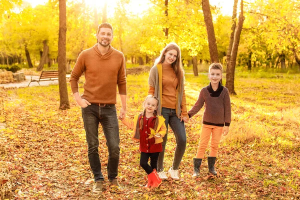 幸福的家庭，在秋天的公园散步 — 图库照片
