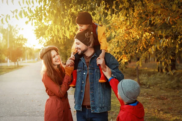 Familia feliz en el parque de otoño —  Fotos de Stock