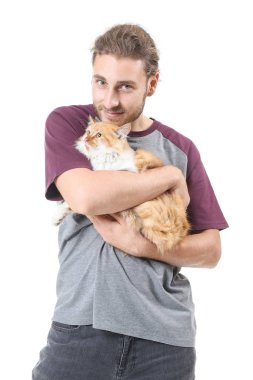 Beyaz arka planda sevimli kedisi olan adam.