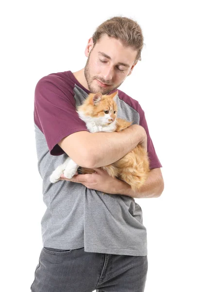 Muž s roztomilou kočkou na bílém pozadí — Stock fotografie