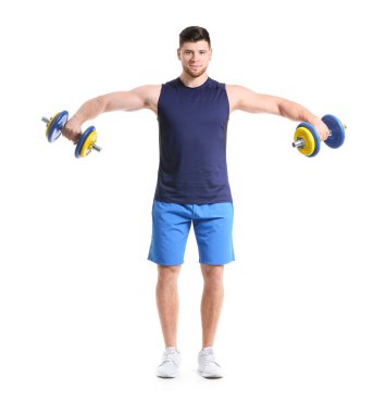 Beyaz arka planda dambılları olan sportif bir genç.