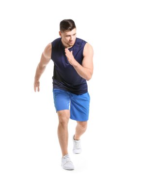 Beyaz arka planda sportif koşan genç adam