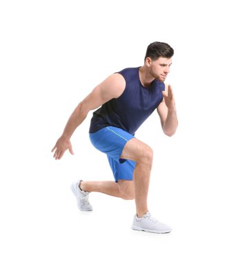 Beyaz arka plan üzerinde sportif genç adam