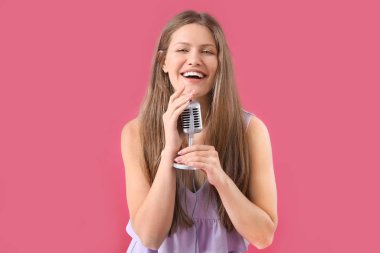 Renkli mikrofonlu güzel bir bayan şarkıcı.