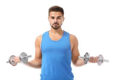 Beyaz arka planda dambılları olan sportif bir genç.