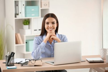 Ofiste çalışan genç ve güzel bir iş kadını.