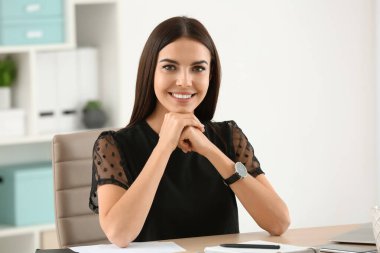 Ofiste çalışan genç ve güzel bir iş kadını.