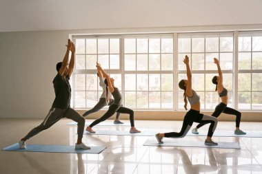 Grup pratik yoga salonunda insan