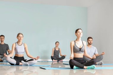 Grup pratik yoga salonunda insan
