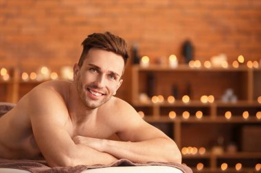 yakışıklı genç adam rahatlatıcı spa salonda