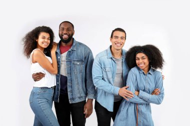 Beyaz arka planda Afro-Amerikan gençlerinin portresi