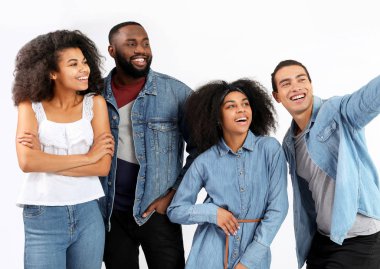 Beyaz arka planda selfie çeken Afro-Amerikan gençlerinin portresi