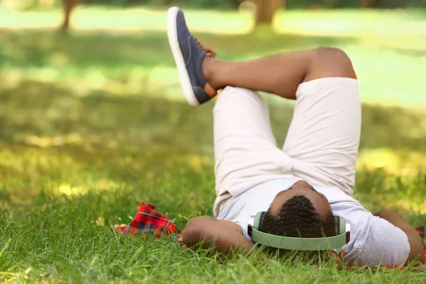 Hombre afroamericano escuchando música en el parque —  Fotos de Stock