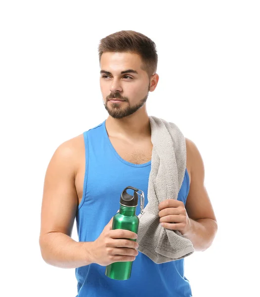 Sportieve jongeman met handdoek en flesje water op witte achtergrond — Stockfoto