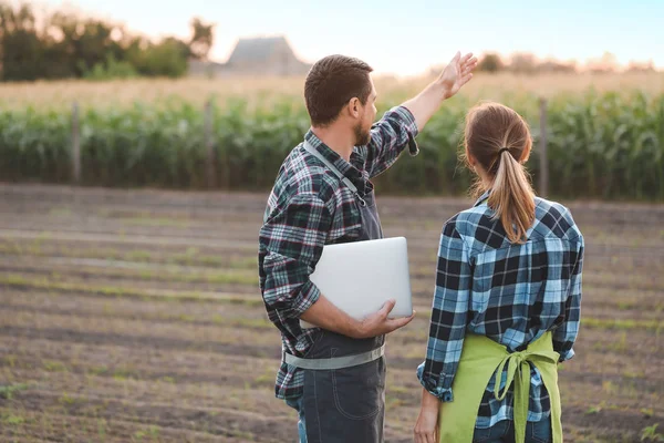 Ingenieros agrícolas trabajando en el campo — Foto de Stock