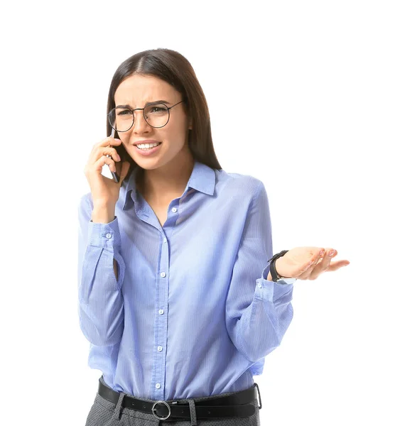 Joven empresaria disgustada hablando por teléfono sobre fondo blanco — Foto de Stock