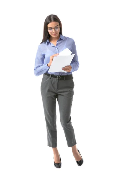 Vacker ung affärskvinna med dokument på vit bakgrund — Stockfoto