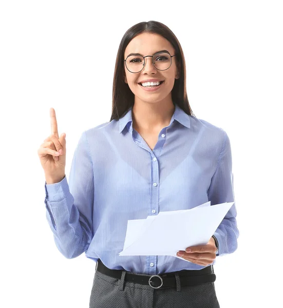 Vacker ung affärskvinna med dokument och upphöjt pekfinger på vit bakgrund — Stockfoto