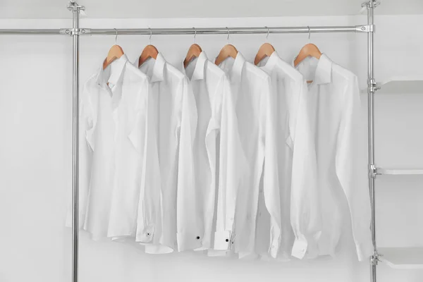 Rek met kleding in moderne Dry-Cleaner — Stockfoto