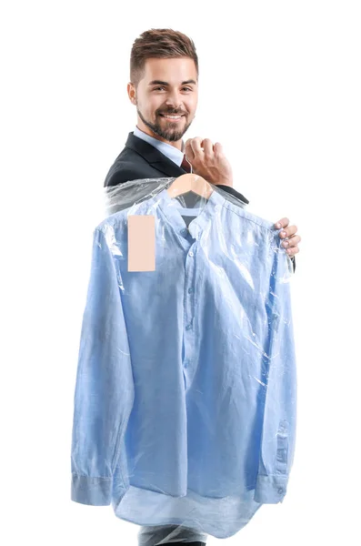 Trabajador masculino de tintorería moderna con ropa sobre fondo blanco — Foto de Stock