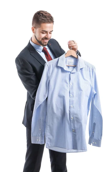 Trabalhador masculino da moderna lavandaria a seco com roupas em fundo branco — Fotografia de Stock