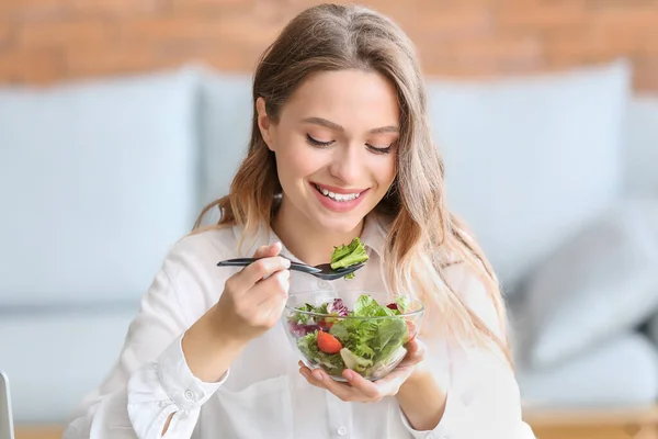 Mulher comendo salada de legumes saudável no escritório — Fotografia de Stock