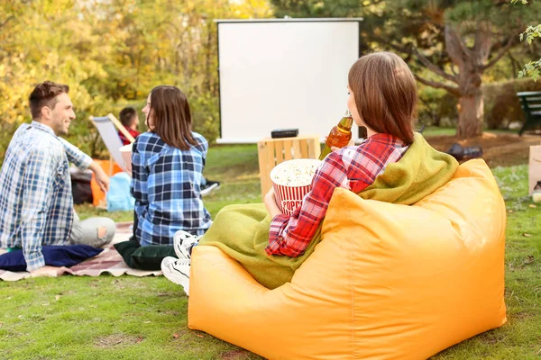 Friends watching movie in outdoor cinema — Stock Photo, Image