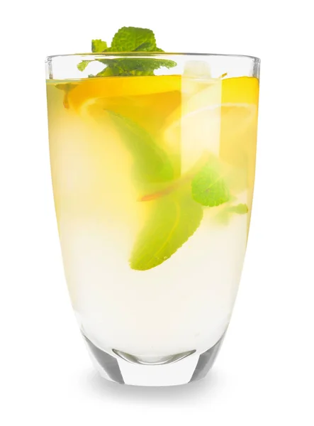 Bicchiere di limonata fresca su sfondo bianco — Foto Stock