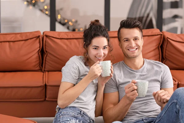 Счастливая молодая пара пьет чай дома — стоковое фото