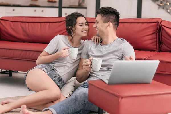 Dizüstü bilgisayar vasıl ev ile mutlu genç Çift — Stok fotoğraf