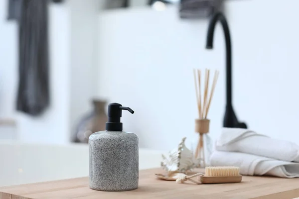 Accesorios de baño sobre mesa de madera —  Fotos de Stock