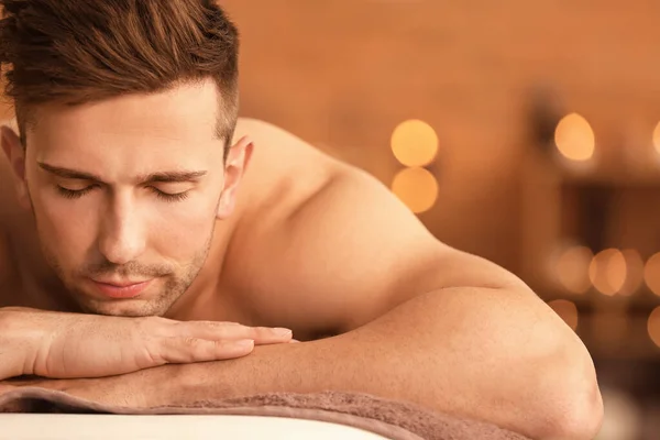 Przystojny młody mężczyzna relaks w spa salon — Zdjęcie stockowe