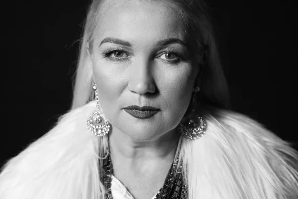 Черно-белый портрет модной зрелой женщины на тёмном фоне — стоковое фото