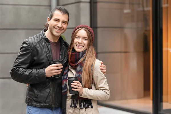 Glückliches Paar spaziert durch Herbststadt — Stockfoto